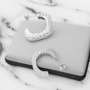 NEW 18 karat white gold plated C-shaped drop hoop earrings jewelry B15A